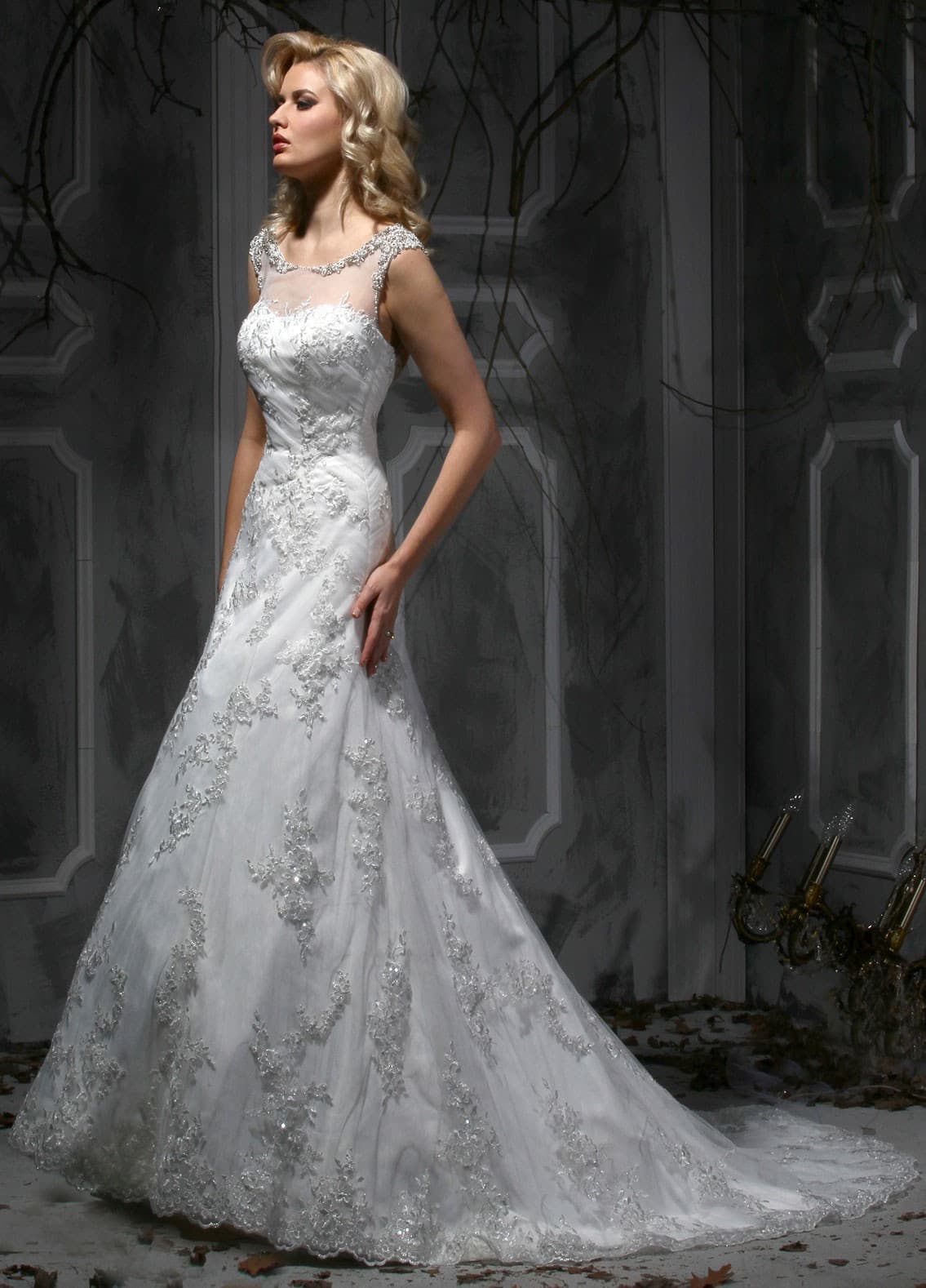 Vestido de novia de encaje de líneas amplias en alquiler