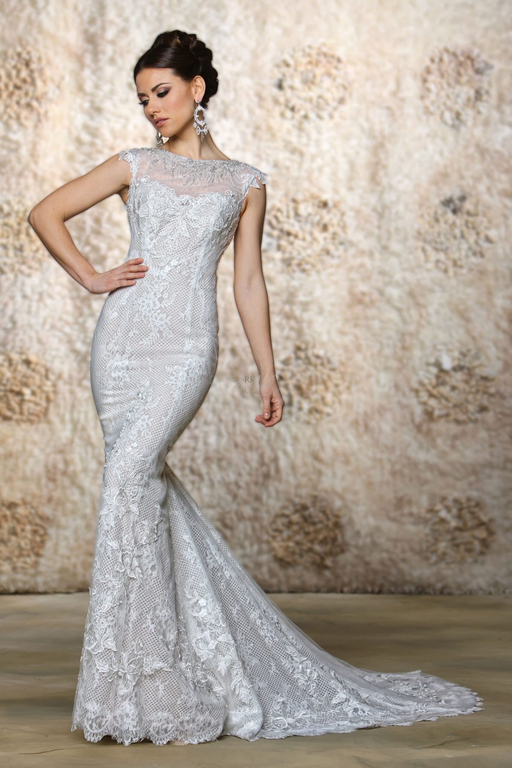 Novia con vestido de encaje de alquiler en Just Novias, Madrid