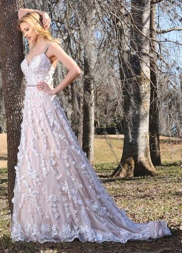 Vestido de novia de encaje con apliques florales en alquiler