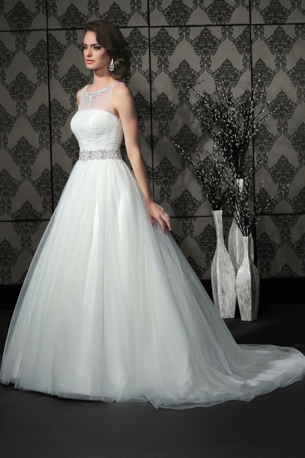 Vestido de novia de tul con falda amplia estilo princesa en alquiler