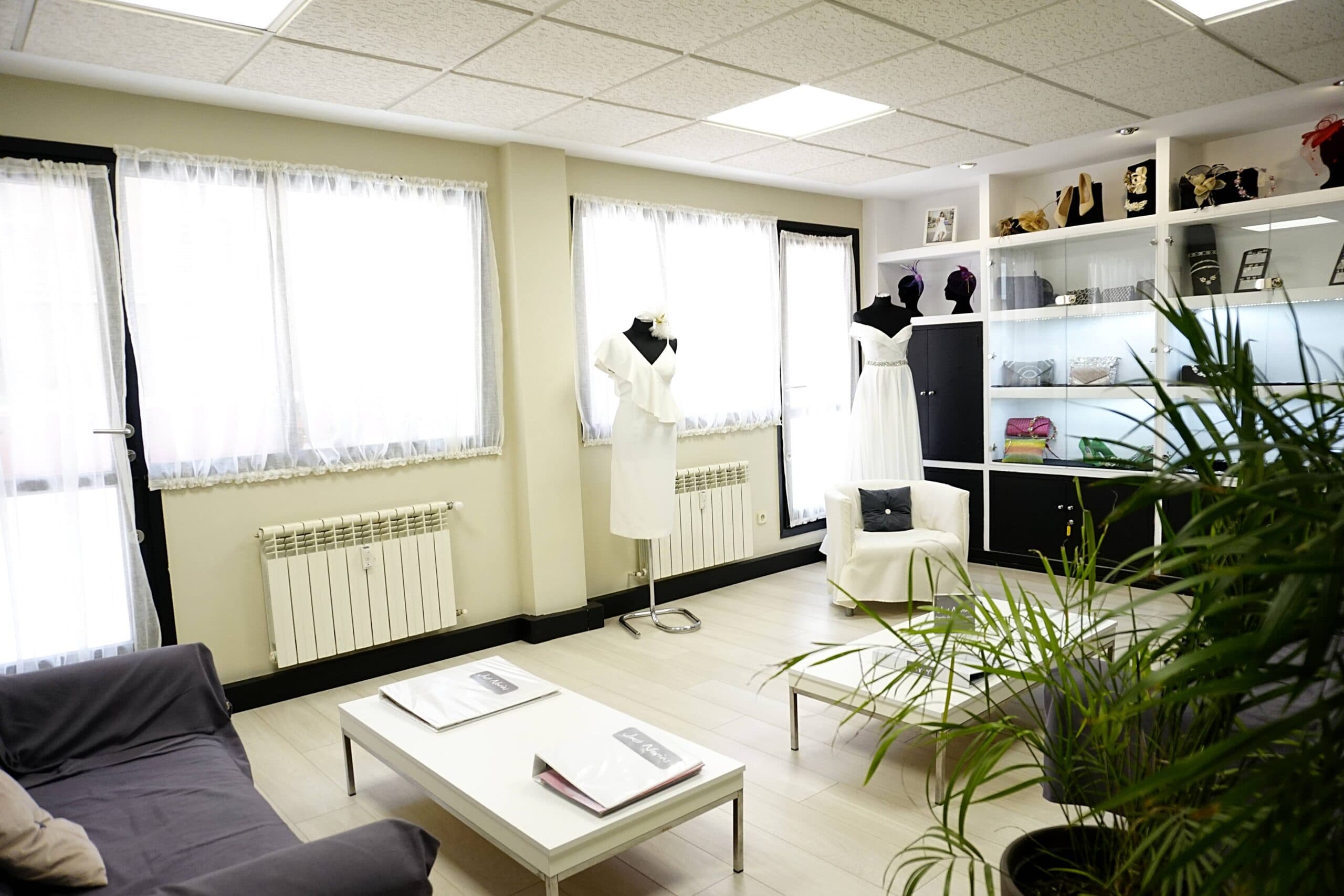 Interior de la tienda de Just Novias en Madrid: showroom con vestidos de novia