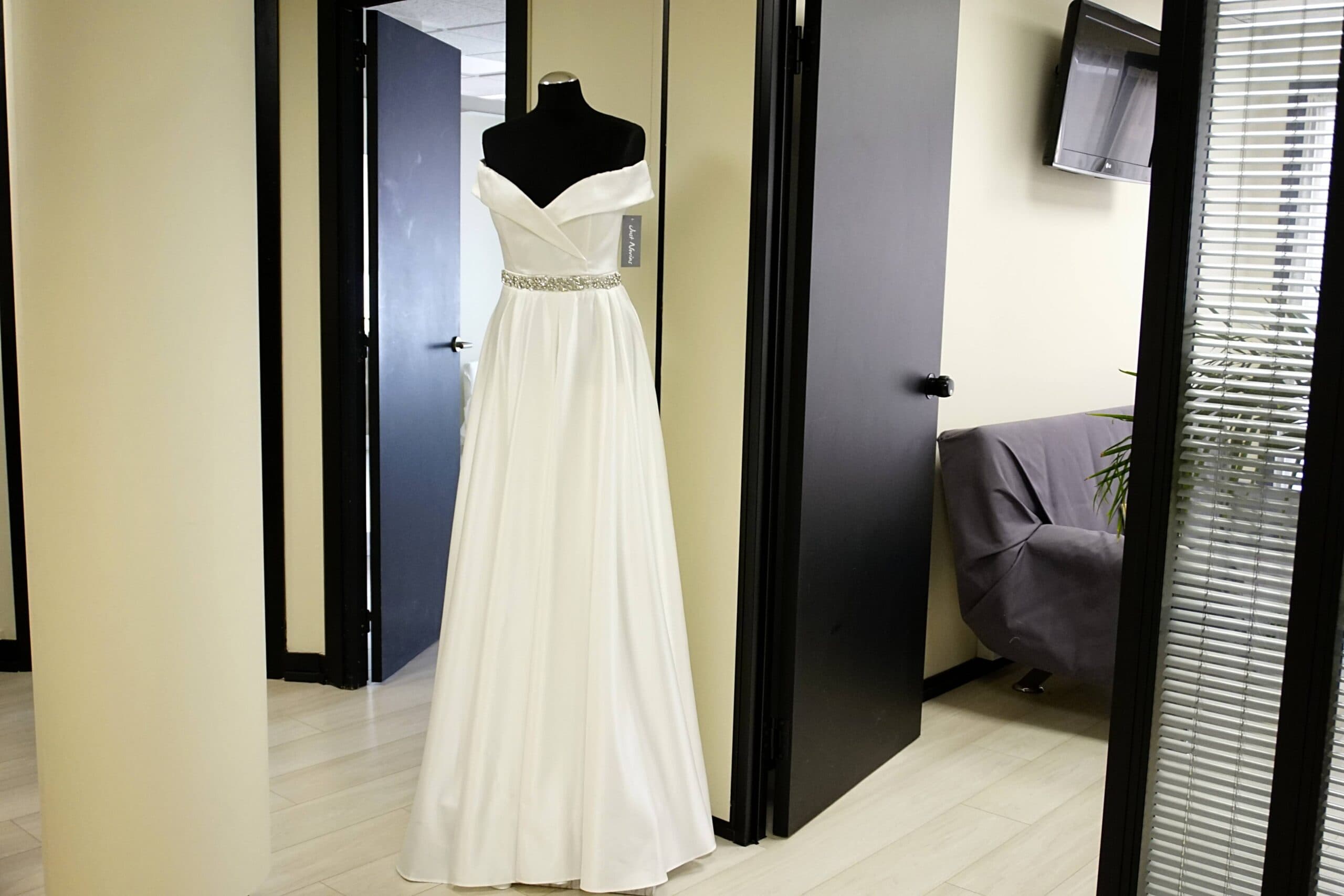 Vestido de novia sencillo de líneas depuradas en alquiler